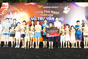 Ông Nguyễn Huy Hoàng - Chủ tịch Công đoàn Văn Phú - Invest trao quà khuyến học cho con em cán bộ, nhân viên.