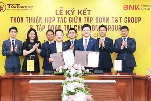  Ông Đỗ Quang Hiển, Chủ tịch UBCL Tập đoàn T&T Group (bên trái) và ông Bin Dae-in, Chủ tịch HĐQT kiêm TGĐ Tập đoàn tài chính BNK (bên phải) trao thỏa thuận hợp tác với sự chứng kiến của đại diện lãnh đạo hai Tập đoàn.