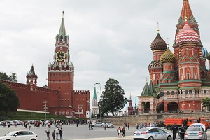 Nhà thờ chính tòa Thánh Vasily giữa Quảng trường Đỏ - bên cạnh là tháp Điện Kremlin.