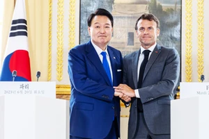 Tổng thống Hàn Quốc Yoon Suk Yeol gặp gỡ người đồng cấp Pháp Macron tại Paris. Ảnh: YONHAP