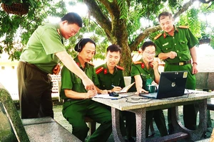 Thượng tá Lương Văn Hùng, Trưởng Công an huyện Võ Nhai (đầu tiên, bên phải), Thượng tá Nông Văn Bắc, Phó Trưởng Công an huyện (đầu tiên, bên trái) chỉ đạo Trung tá Lâm Thị Nhung và cộng sự trong một buổi thu âm Podcast ngoài trời.
