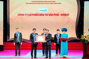 Thừa ủy quyền của Chủ tịch nước, Thủ tướng Chính phủ, Chủ tịch UBND thành phố Hà Nội Trần Sỹ Thanh trao tặng Huân chương Lao động hạng ba cho Công ty cổ phần Đầu tư Văn Phú - Invest.