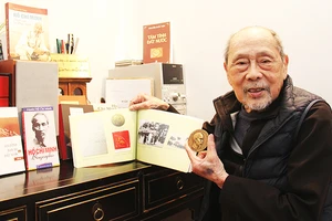 Ông Nguyễn Văn Bổn trân trọng gìn giữ Huy hiệu Chủ tịch Hồ Chí Minh từ năm 1969. Ảnh: BÁCH GIA