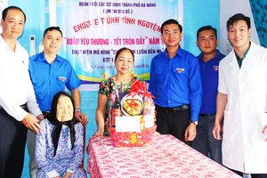 Đoàn viên thanh niên thăm, chúc Tết Bà mẹ Việt Nam Anh hùng Trần Thị Một.