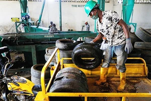Nhà máy tái chế lốp xe của Freetown Waste. Ảnh: REUTERS