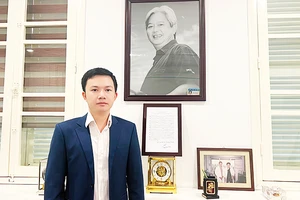 Nhạc sĩ Nguyễn Bá Hùng tại phòng truyền thống Bệnh viện Hữu nghị Việt Đức, phía sau là tấm ảnh thầy Tôn Thất Bách và bài hát “Thầy tôi”.