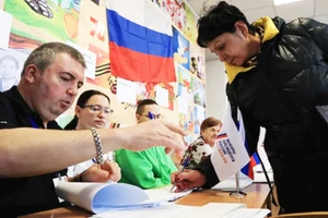 Cử tri Nga đi bầu cử Tổng thống tại vùng Crimea. Ảnh: AFP