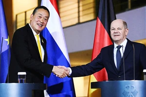 Thủ tướng Thailand S.Thavisin (trái) gặp gỡ người đồng cấp Đức Olaf Scholz. Ảnh: BANGKOK POST
