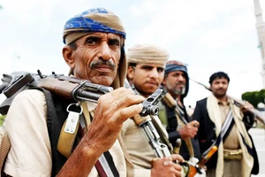 Một nhóm tay súng Houthi tại Thủ đô Sana’a của Yemen. Ảnh: GETTY IMAGES