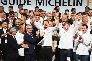 Các đầu bếp Pháp được trao sao Michelin 2024. Ảnh: AFP