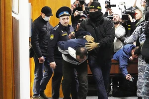 Một nghi phạm vụ tấn công khủng bố tại Nga bị dẫn giải tới tòa án. Ảnh: AP