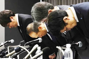 Các lãnh đạo Công ty Dược phẩm Kobayashi cúi đầu xin lỗi sau vụ bê bối. Ảnh: GETTY IMAGES
