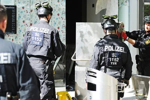 Cảnh sát Đức trong một chiến dịch truy quét tội phạm tại bang Saarlouis. Ảnh: AP