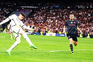 Valverde ghi siêu phẩm trong cuộc rượt đuổi tỷ số Real-Man City.