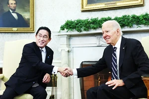 Thủ tướng Kishida Fumio (trái) gặp Tổng thống Mỹ Joe Biden tại Washington D.C. Ảnh: CNN