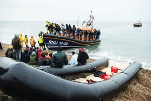 Thuyền cao-su chở người nhập cư trái phép qua eo biển Manche. Ảnh: REUTERS
