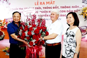 Nhà văn Nguyễn Huy Hoàng (giữa) tại lễ ra mắt sách.