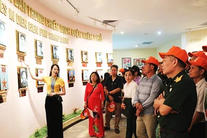 Các cựu chiến binh và du khách thăm Bảo tàng Chiến thắng lịch sử Điện Biên Phủ. Ảnh: KHIẾU MINH