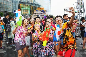 Người dân Thailand và du khách tận hưởng không khí lễ hội.