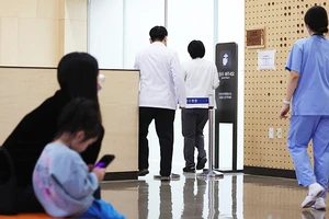 Bệnh nhân chờ đợi được khám tại một bệnh viện ở Seoul. Ảnh: REUTERS 