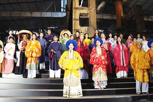 Nhóm Vạn Thiên Y biểu diễn cổ phục tại Lễ hội Thiết kế sáng tạo Hà Nội năm 2023.