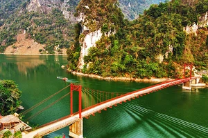 Cầu Pa Phông thuộc huyện Tủa Chùa là một trong những điểm đến ưa thích của du khách.