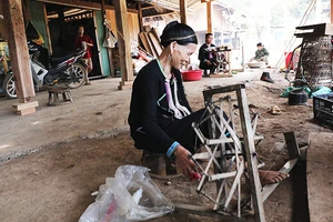 Phụ nữ dân tộc Dao quần chẹt ở Huổi Lóng tự se lanh, dệt vải, giữ gìn trang phục truyền thống.