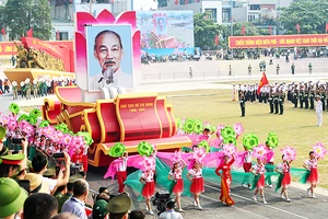 Rước ảnh Bác Hồ qua lễ đài trong buổi tổng duyệt Lễ kỷ niệm 70 năm Chiến thắng Điện Biên Phủ. Ảnh: DUY LINH