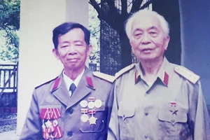 Đại tá Nguyễn Bội Giong chụp ảnh cùng Đại tướng Võ Nguyên Giáp.