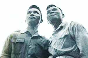 Đồng chí Mạc Ninh (trái) cùng Tư lệnh Quân khu Tây Bắc Bằng Giang trong chiến dịch Biên giới 1950.