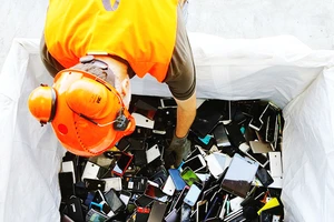 Điện thoại di động đã qua sử dụng tại một cơ sở tái chế ở Thụy Sĩ. Ảnh: REUTERS