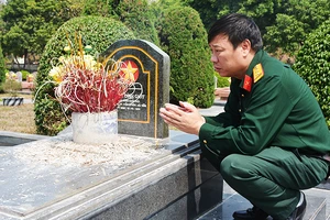 Tác giả bên mộ liệt sĩ Phan Đình Giót tại nghĩa trang A1.