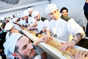 Bánh mì baguette dài nhất thế giới