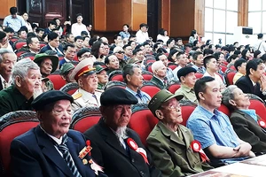 Các chiến sĩ, cựu thanh niên xung phong, dân công hỏa tuyến trong buổi gặp mặt, ôn lại kỷ niệm tại Thanh Hóa.