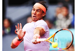 Gánh nặng tuổi tác và những chấn thương khiến Rafael Nadal chưa thể trở lại phong độ đỉnh cao trên mặt sân đất nện sở trường.