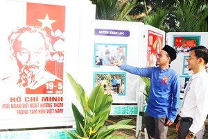 Gương điển hình người dân tộc thiểu số huyện Xuân Lộc, tỉnh Đồng Nai xem triển lãm ảnh học tập và làm theo tư tưởng, đạo đức, phong cách Hồ Chí Minh.