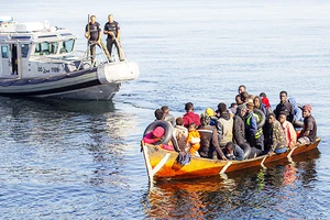 Một thuyền chở người di cư Tunisia bị cảnh sát Pháp phát hiện. Ảnh: AFP