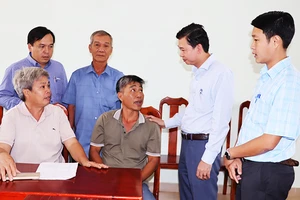 Cán bộ huyện Long Thành, tỉnh Đồng Nai giải đáp những thắc mắc của người dân về mức đền bù giải phóng mặt bằng để thực hiện dự án sân bay Long Thành.