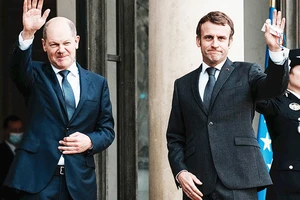 Hai nhà lãnh đạo Pháp (phải) và Đức mong muốn đưa EU vượt qua những thách thức hiện nay. Ảnh: REUTERS