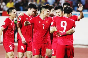 Các cầu thủ Việt Nam ăn mừng sau chiến thắng trước đội tuyển Philippines. Ảnh: LÊ MINH