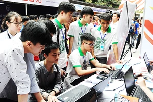 Thế hệ Gen Z đăng ký tìm kiếm việc làm tại ngày hội tuyển dụng của Đại học Quốc gia Hà Nội. Ảnh: HẢI ANH