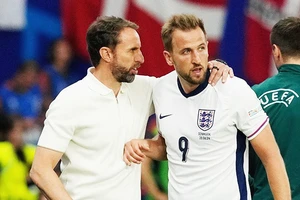HLV Gareth Southgate (bên trái) chưa gây được ấn tượng qua 2 trận dẫn dắt đội tuyển Anh tại vòng bảng.