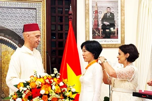 Đại sứ Jamal Chouaibi và phu nhân trao tặng Đại sứ Đặng Thị Thu Hà Huân chương Hoàng gia Morocco.