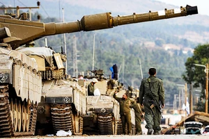 Quân đội Israel tại biên giới với Lebanon. Ảnh: BLOOMBERG