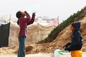 Nước sạch có thể nhiễm khuẩn do nắng nóng tại Gaza. Ảnh: CNN