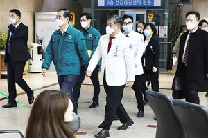 Các quan chức Chính phủ Hàn Quốc tại Bệnh viện Đại học Quốc gia Seoul. Ảnh: YONHAP