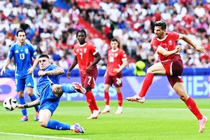 Italy (áo xanhi) trở thành cựu vương EURO sau trận đấu bị Thụy Sĩ áp đảo hoàn toàn.