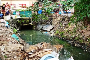 Một nhánh mương nhỏ ô nhiễm ngay khu chợ Hoàng Công Chất, phường Phú Diễn, Bắc Từ Liêm.