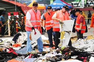Các nhà điều tra Mỹ đang kiểm tra các bộ phận thu hồi được từ vụ tai nạn máy bay 737 MAX của Hãng hàng không Lion Air tại Cảng Tanjung Priok ở Jakarta, Indonesia. Ảnh: AP