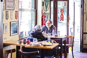 Những quán cà-phê lâu đời được lưu giữ như một phần lịch sử thành phố. Ảnh: GETTY IMAGES